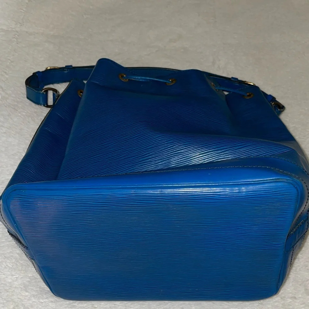 Louis Vuitton Epi Noe Bucket Bag in Blue‎ with Drawstring